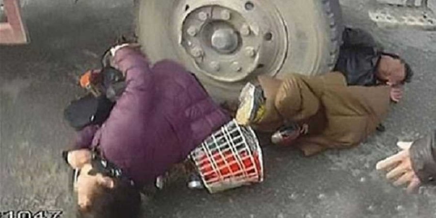 بالفيديو.. شاحنة تدهس زوجين في الصين.. والمارة يحاولون انتشالهما