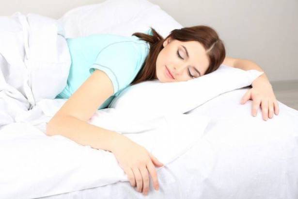 3 أوضاع للنوم تسبب لك الصداع.. تعرف على الوضع الأنسب