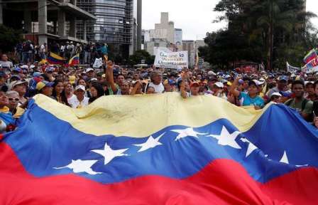 ترامب يلعبها SOLDES ويعتلي الشجرة الفنزويلية .. بقلم: المهندس ميشيل كلاغاصي