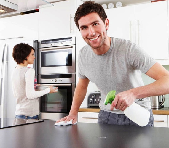 فوائد مشاركة الزوج في الأعمال المنزلية
