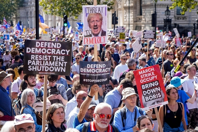 تظاهرات تلفّ بريطانيا رفضاً لتجميد أعمال البرلمان
