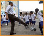 اوباما لاعب كرة قدم في البرازيل .. شاهد الصور