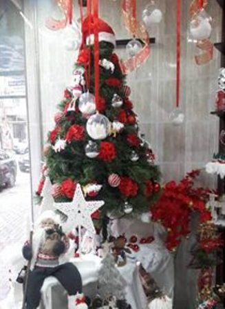 أشجار عيد الميلاد ممنوعة من الاستيراد لكنها تملأ الأسواق وتكلفتها تتراوح بين 67-200 ألف ليرة