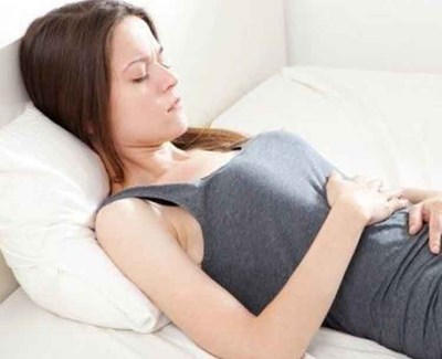 الاستحمام أثناء الدورة الشهرية.. هل يؤذي الفتاة؟