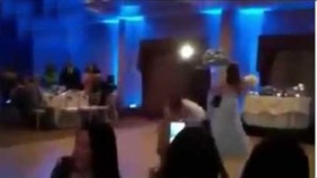 بالفيديو.. عريس مجنون يتسبب في سقوط عروسه مرتين