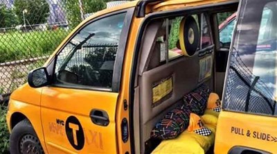 سائق سيارة أجرة يحول سيارته إلى غرفة نوم للسياح