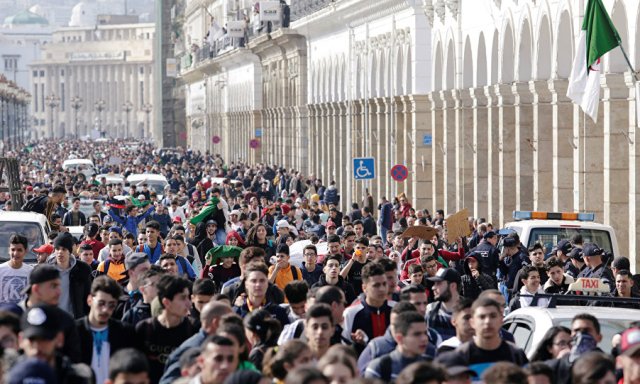 الجزائر تشهد أضخم موجة تظاهرات... والأمن يغلق طريقي البرلمان ومقر الحكومة