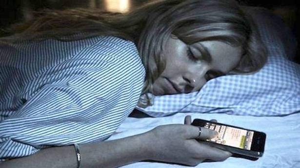 4 مخاطر كارثية لترك هاتفك المحمول بجوارك أثناء النوم!