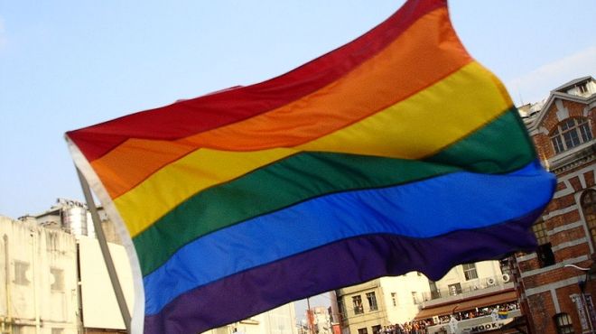 ألوان "قوس قزح".. "خلطة الغرب" للتعبير عن الزواج المثلي