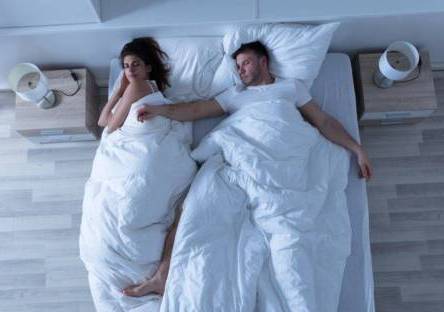 نوم الأزواج في غرف منفصلة.. ضرورة صحية أم عقاب عاطفي؟