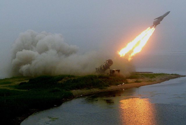 3 صواريخ كورية شمالية تحدت فجرا التهديدات والعقوبات الأمريكية