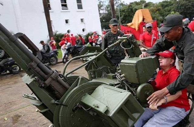 الفنزويليون يتدربون على استخدام الأسلحة لمواجهة تهديدات ترامب