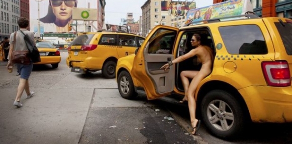 
بالصور - الأمريكية إيريكا تقود احتجاج عارى بشوارع نيويورك .. تسقط الأزياء
