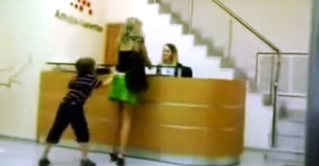 بالفيديو: طفل يحرج أمه بنزع ملابسها أمام الناس