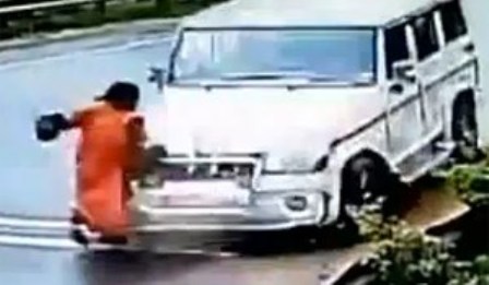 فيديو مروع.. سيارة تصطدم سيدة أثناء التقاطها حذاء!