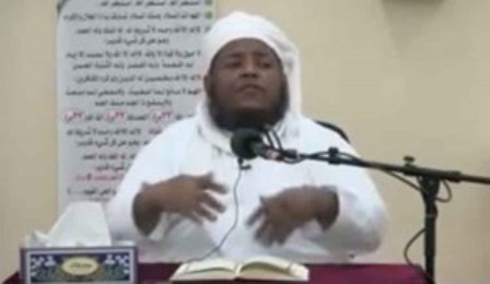 بالفيديو.. رد فعل طريف لداعية سعودي ينصح بتعدد الزوجات بعد علمه بحضور النساء في المسجد
