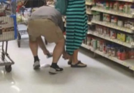 بالفيديو.. رجل يلتقط صوراً لما تحت تنانير المتسوقات بأحد المتاجر