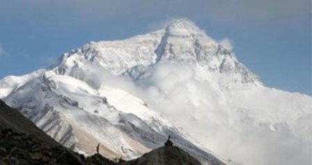 بالفيديو.. جبل إيفرست "أعلى قمة فى العالم" يتحرك من مكانه