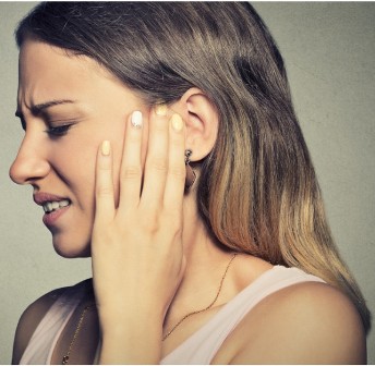 5 علامات تظهرُ بالأذنين تؤشّر إلى إصابتك بمشكلات صحية!