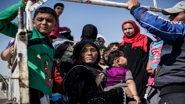فيديو.. الجوع يدفع أم عراقية إلى ربط أطفالها بجسدها والقفز منتحرين في مياه الفرات