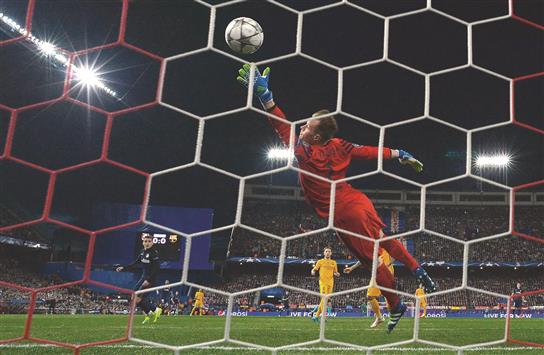 دوري أبطال أوروبا بكرة القدم
سيميوني يفك عقدته مع إنريكه ويجرد «برشلونة» من اللقب