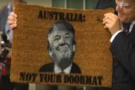 بالفيديو: رئيس وزراء أستراليا يطبع صورة ترامب على ممسحة الأحذية ويشهرها في مؤتمر صحفي