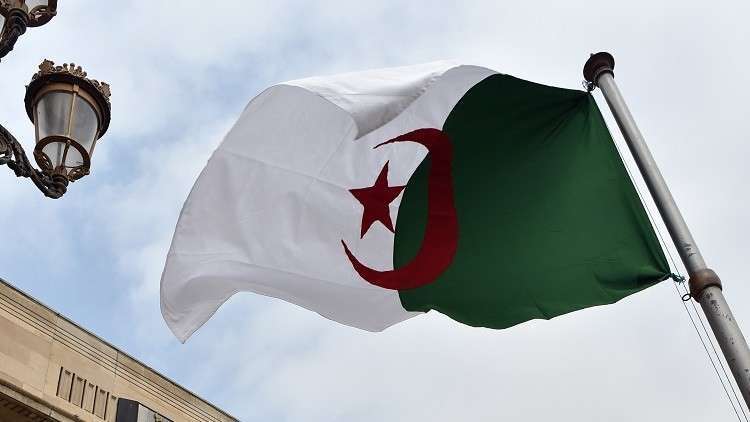 الجزائر تقر ميزانية تتضمن زيادة في أسعار الوقود