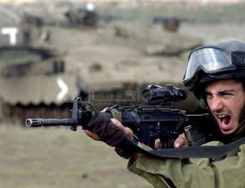 بالفيديو: تصرف مشين لجندي إسرائيلي