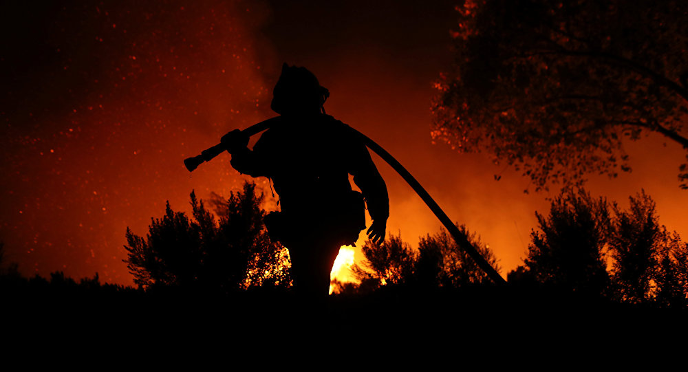 رجال الإطفاء يواصلون السيطرة على حرائق غابات كاليفورنيا مع استمرار قوة الرياح