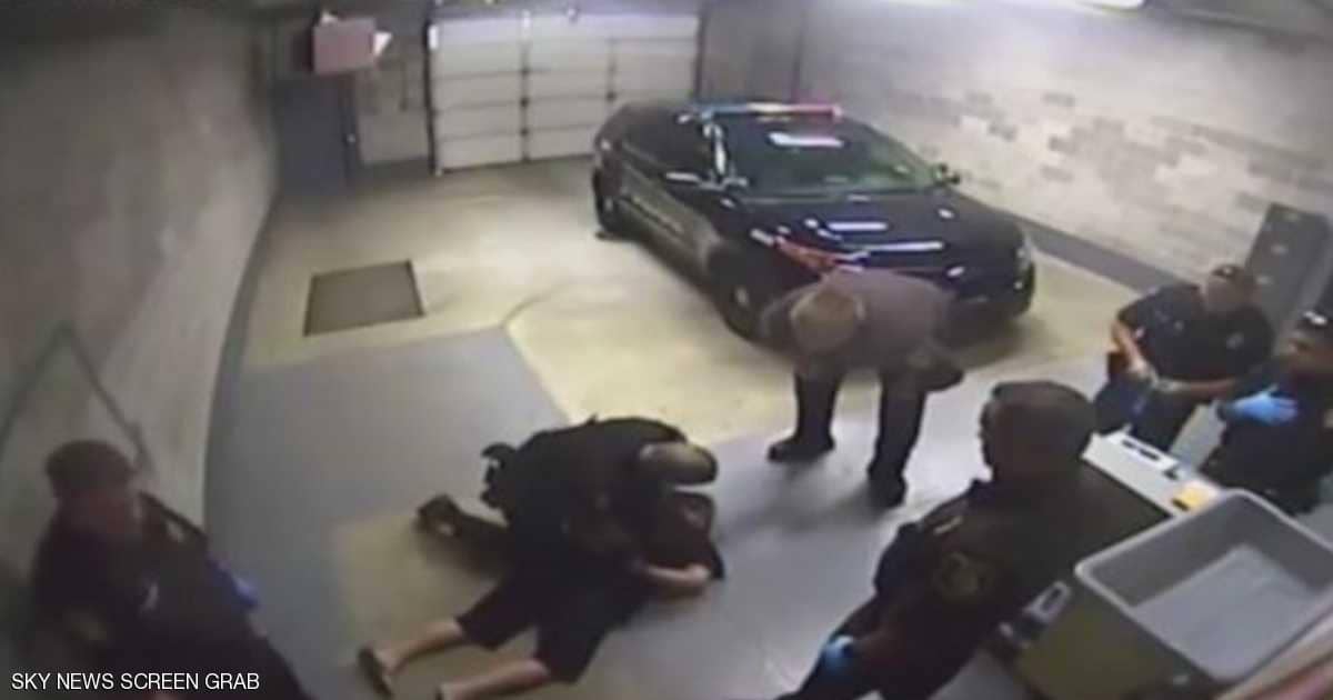 فيديو: اعتداء جماعي على شابة يدين شرطيين أميركيين