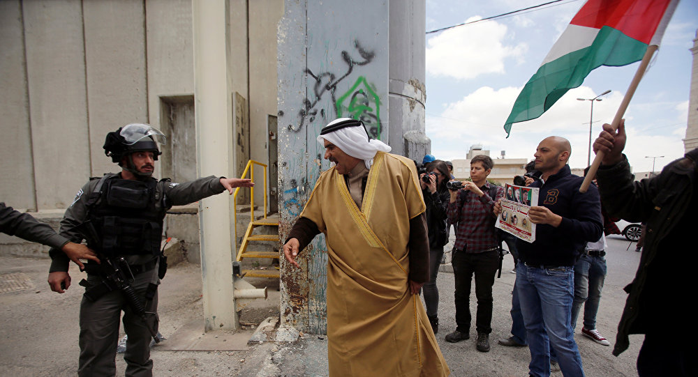 أهالي الخليل يشيعون جثمان شاب استشهد برصاص جيش الاحتلال الإسرائيلي إلى مثواه الأخير