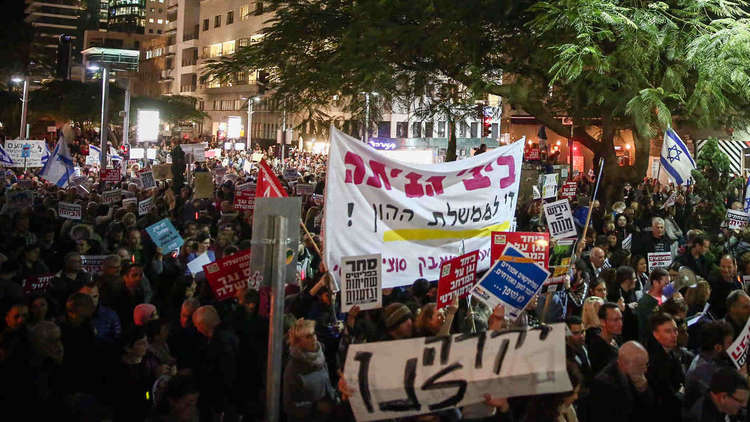 الآلاف يتظاهرون في تل أبيب ضد فساد السلطة مطالبين باستقالة نتنياهو