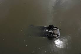 فيديو: سيارة تسقط في مياه قناة السويس ووفاة سائقها