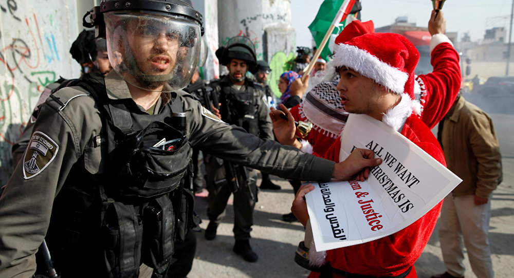 الجيش الإسرائيلي يفرق مسيرة جماعية لـ "بابا نويل" في بيت لحم