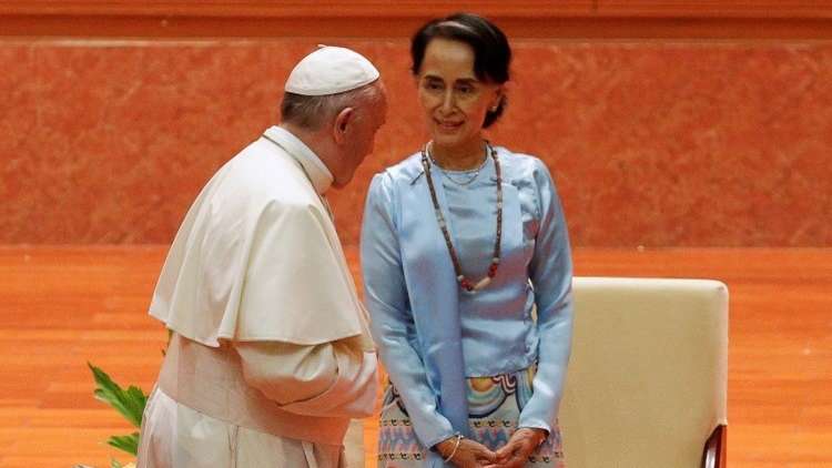البابا فرنسيس يلتقي زعيمة ميانمار في نايبيداو