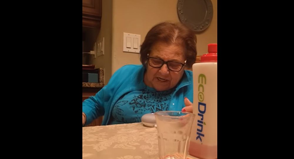 فيديو: سيدة عجوز تحاول إستخدام مساعد 