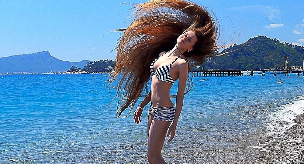 فيديو: فتاة تحقق رقماً قياسياً بأطول شعر في العالم