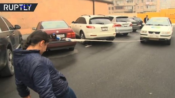 فيديو: فتاة أرمنية تسحب سيارة بشعرها!
