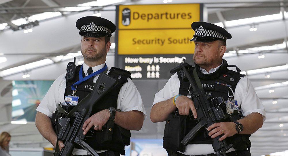 الشرطة البريطانية تعتقل سيدة بتهمة التحضير لعمل إرهابي في مطار هيثرو