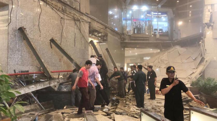 فيديو: لحظة انهيار الطابق الثاني في بورصة إندونيسيا!