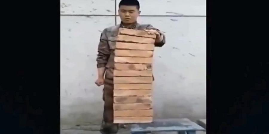 فيديو: جندي صيني يستعرض قوته بطريقة مثيرة