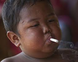فيديو: طفل صيني عمره أربع سنوات يدخن السجائر بشراهة