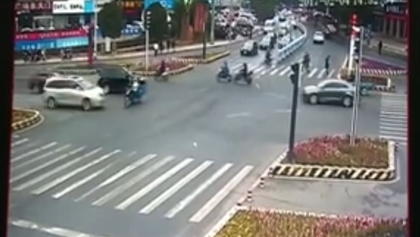 فيديو: سيدة تنجو من الموت أسفل إطارات سيارة مسرعة 