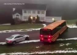حافلة مدرسية تنزلق بشكل خطير في شارع أمريكي