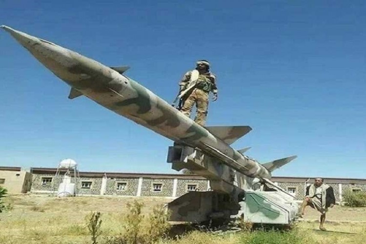 أنصار الله يقصفون بصاروخ باليستي معسكراً لقوات هادي في مأرب