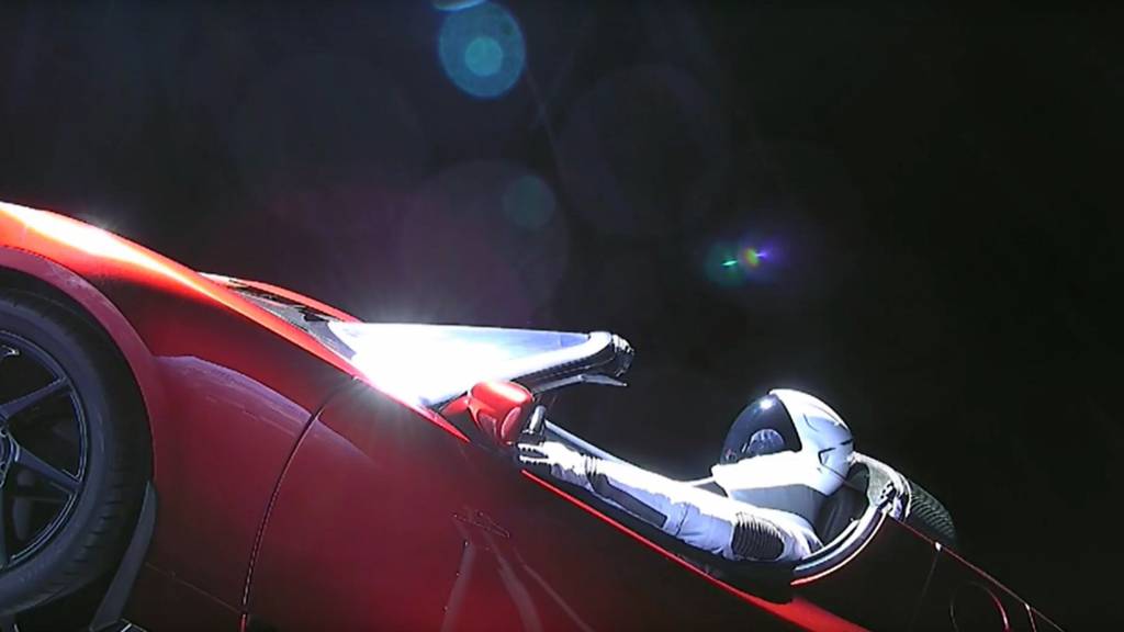 فيديو: أول سيارة تسير في الفضاء