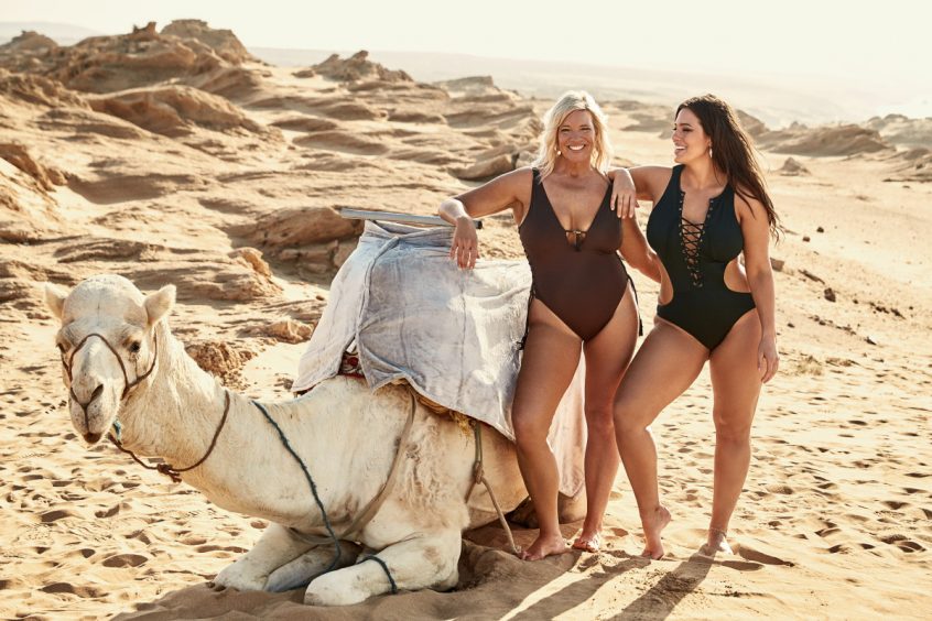 آشلي غراهام تُطلق مجموعتها لميوهات 2018 من صحراء المغرب مع والدتها!