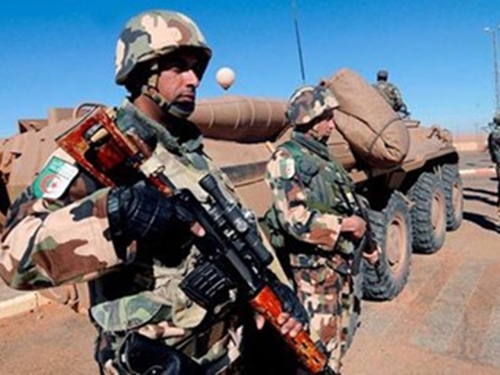 الجزائر: تدمير 9 مخابئ للإرهابيين واستشهاد 5 جنود