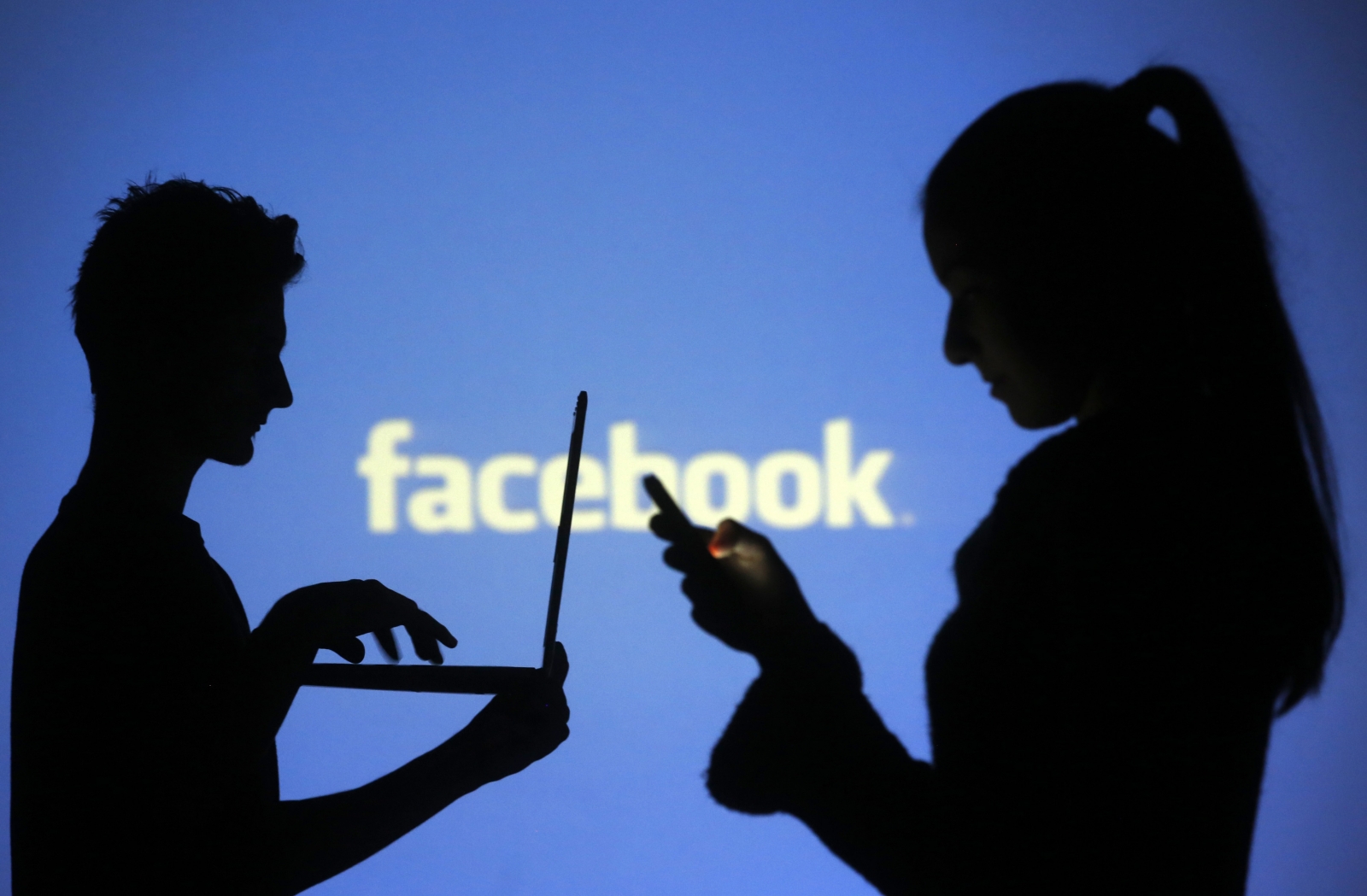 فيسبوك يواجه تهديداً بشأن جمع بيانات مستخدميه