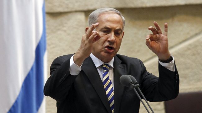نتنياهو يمسك بقطعة يقول إنها لطائرة إيرانية ويحذر طهران من اختبار عزم إسرائيل